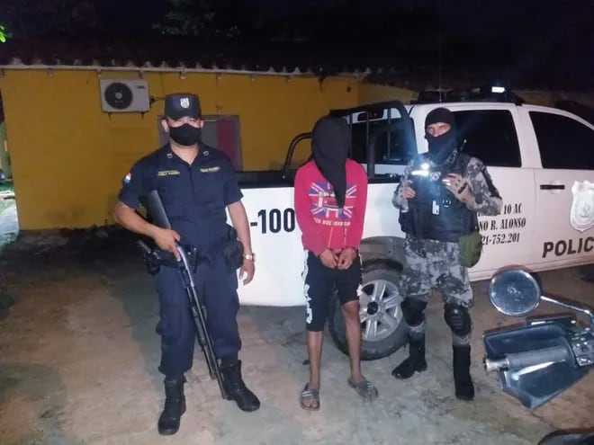 Uno de los dos supuestos "macheteros" que asaltó el lunes pasado una despensa en Mariano Roque Alonso, detenido por la Policía.