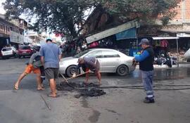 La Essap hoy rompió el asfalto en dos zonas de la calle Julia M. Cueto., según los frentistas en varias ocasiones que reparan las cañerías de agua potable.