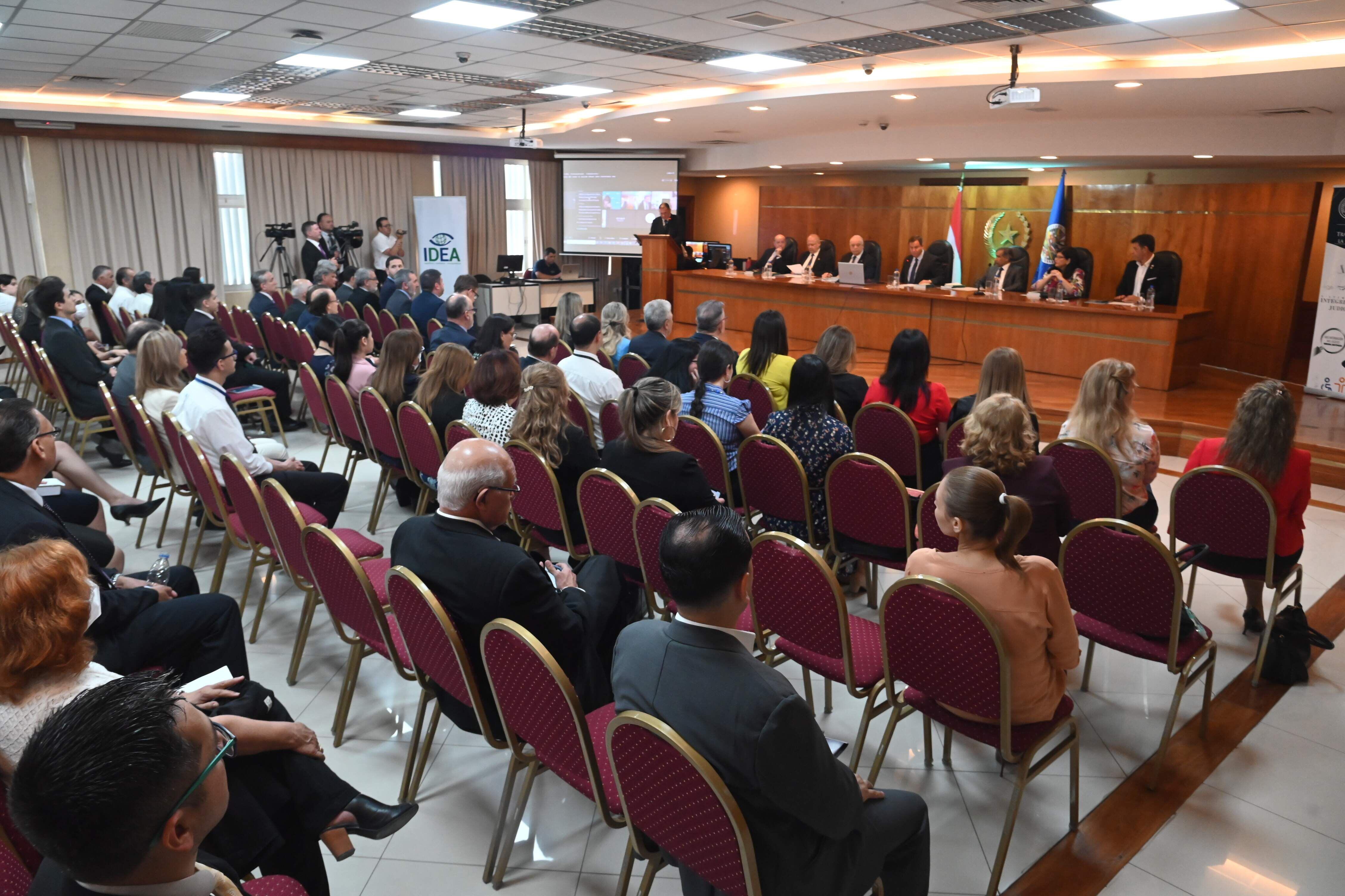 Edison Lanza estuvo en Paraguay para la presentación de un trabajo sobre la actualización de la jurisprudencia del Sistema Interamericano sobre libertad de expresión. Estuvo acompañando al presidente de la Corte Interamericana de Derechos Humanos, Ricardo Pérez Manrique.