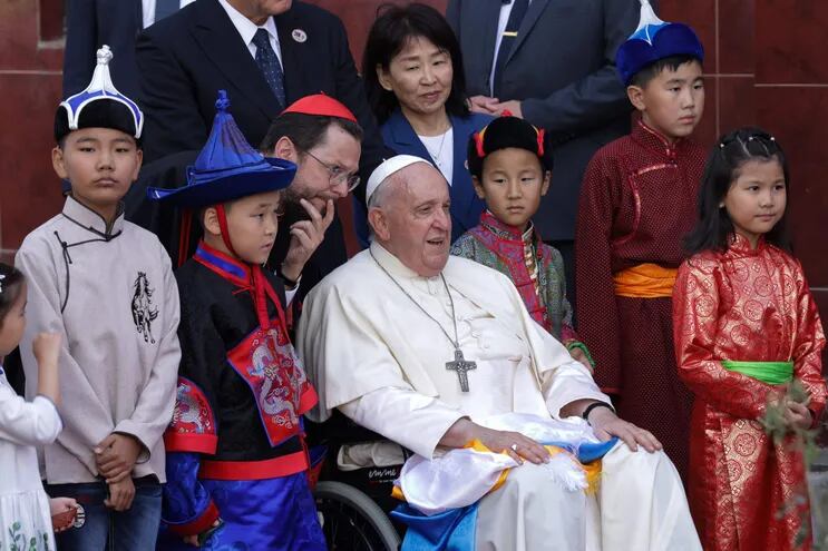 El papa Francisco, a su llegada a Mongolia.  (AFP)