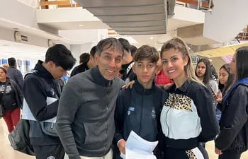 Papás orgullosos y emocionados. Nelson Cuevas y Alicia Ramírez junto a su hijo Enzo, en el Aeropuerto Internacional Silvio Pettirossi.