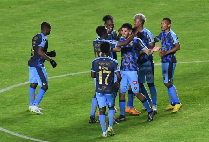 Los jugadores de El Nacional celebran el gol de Ronie Carrillo (c) ante Nacional Potosí, por la ida de la Fase 1 de la Copa Libertadores en el estadio Hernando Siles en La Paz.