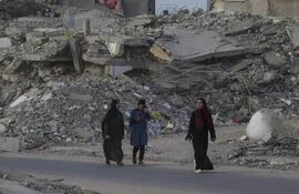 Mujeres palestinas llegan a Jan Yunis luego de huir de Rafah.