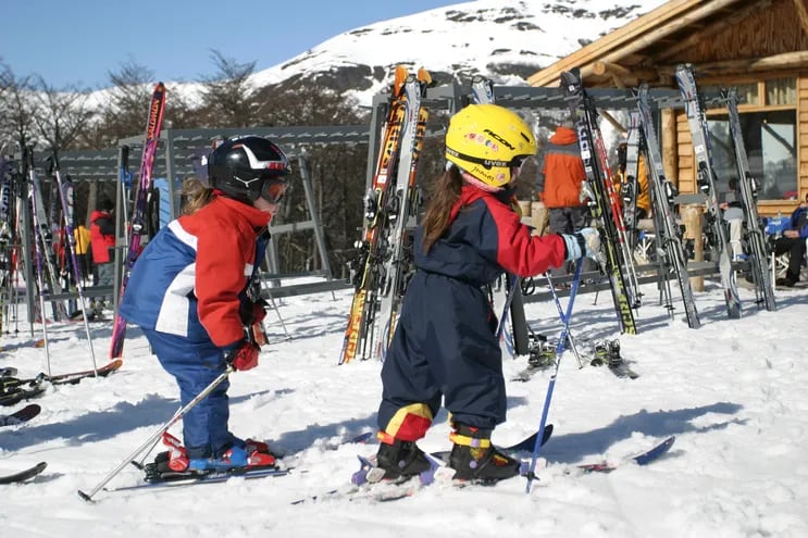 Dos niños aprenden a esquiar en el Cerro Castor, en Ushuaia, en la provincia de Tierra del Fuego, en la Patagonia argentina.