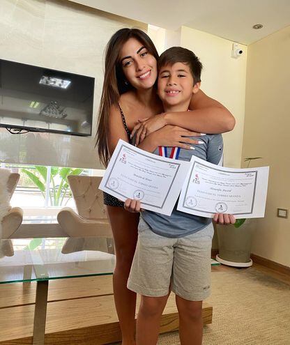 Elías junto a su mami Vita Aranda, a finales del año pasado mostrando los certificados de buen alumno que obtuvo en el cole.