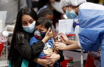 Un niño de Colombia recibe una dosis de CoronaVac, desarrollado por Sinovac. Brasil también autorizó el uso de la vacuna de ese laboratorio en niños.