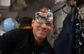 Fotografía cedida por la NASA donde aparece el astronauta e ingeniero de vuelo de la Expedición 68, Frank Rubio, observando el comportamiento de una burbuja de agua que vuela libremente dentro del módulo de laboratorio Kibo de la Estación Espacial Internacional (EEI).