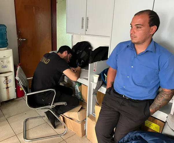 Mario José González Florentín, empleado de la empresa multinacional de servicios aeroportuarios "Longport S.A." fue detenido esta tarde por agentes de la Senad como sospechoso de formar parte de la estructura que enviaba cocaína a Europa.
