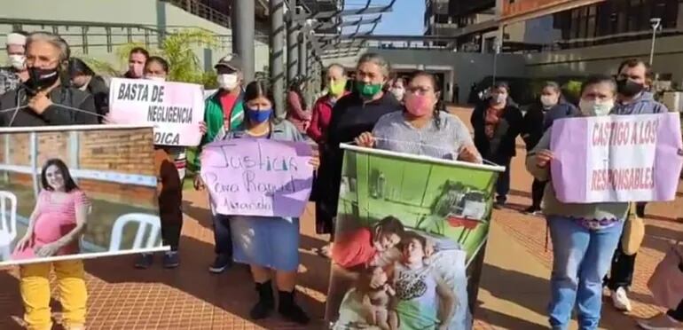 Familiares y amigos de Raquel Miranda se congregaron frente al Poder Judicial de Ciudad del Este, en el primer día del juicio contra las médica Rosana Nikonchuk y Griselda Sánchez.