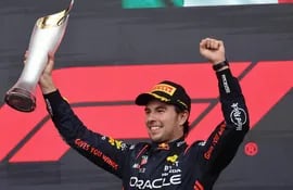 El piloto mexicano triunfa por segunda vez en Bakú. La primera fue en 2021.
