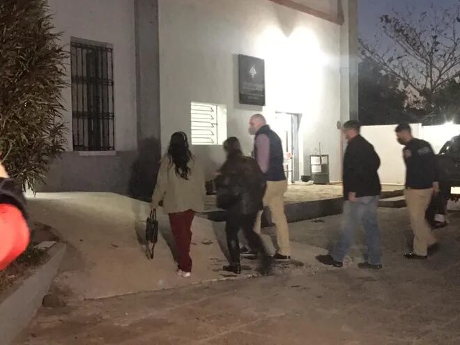 Marilda Ramos y Miriam Casco a su llegada a la morgue del Ministerio Público, en Asunción, este martes.