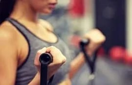 La actividad cardio te hace quemar calorías y el ejercicio de fuerza acelera tu metabolismo. Por eso esta combinación, cardio + fuerza, es la mejor para perder grasa y ganar musculatura.