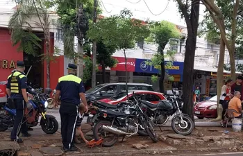 Los agentes de la PMT aplican cepos y retiran las motos estacionadas en las veredas de Asunción.