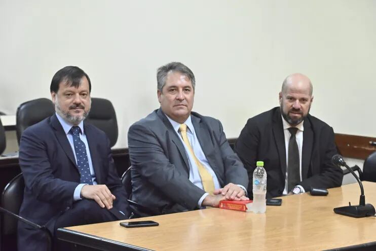 Édgar Melgarejo Ginard, ex titular de la Dinac procesado por el caso "tapabocas de oro", y los abogados Claudio Lovera (izq.) y Álvaro Arias.