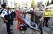 Manifestantes protestan contra la guerra en Gaza, este martes en Tokio, Japón.