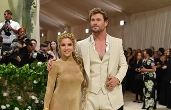 El actor australiano Chris Hemsworth (D) y su esposa la modelo y actriz española Elsa Pataky llegaron al Met Gala 2024.