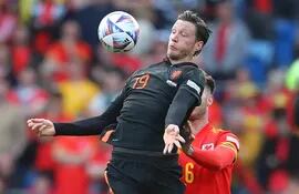 El  holandés Wout Weghorst controla el balón con el pecho ante el galés  Joe Rodon.
