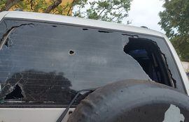 En la rotonda de la Calle 6000 los camioneros actuaron con violencia y rompieron los parabrisas de este vehículo, denunciaron.