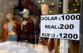 El dólar blue (cotización paralela a la oficial) pegó un salto hoy en Argentina. (AFP)
