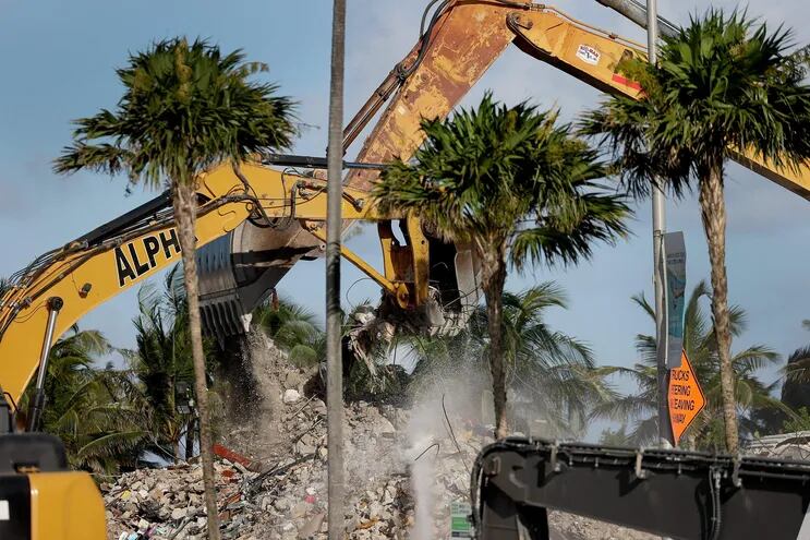 Máquinas de excavación cavan en las ruinas del edificio parcialmente colapsado Champlain Towers South en Surfside, Florida.