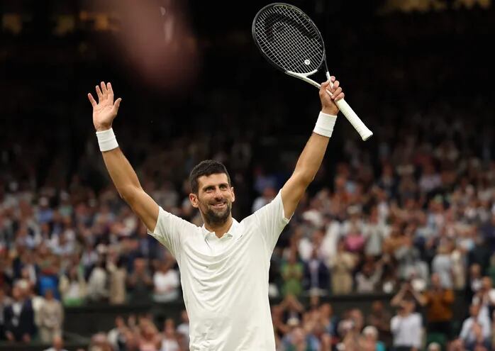 El serbio Novak Djokovic celebra la victoria sobre el italiano Jannik Sinnner en las semifinales de Wimbledon 2023.