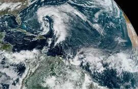 Fotografía satelital cedida por la Oficina Nacional de Administración Oceánica y Atmosférica (NOAA) a través del Centro Nacional de Huracanes (NHC) donde se muestra el estado del clima en el Atlántico. La tormenta subtropical Nicole, formada al este de las islas Bahamas, llegará a ser un huracán.