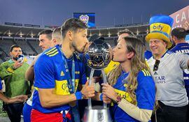 Óscar Romero y Jani González besando la copa, ataviados con las camisetas de Boca Juniors.