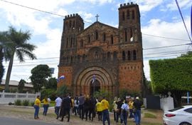 La Comitiva durante la visita a la primera parroquia del circuito de fe, Nuestra Señora de la Asunción de Villarrica.