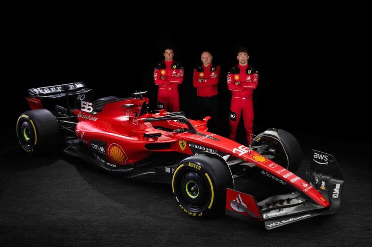 Imponente el Ferrari SF-23 de la Scuderia italiana, que tendrá como pilotos al monegasco Charle Leclerc y al español Carlos Sainz.