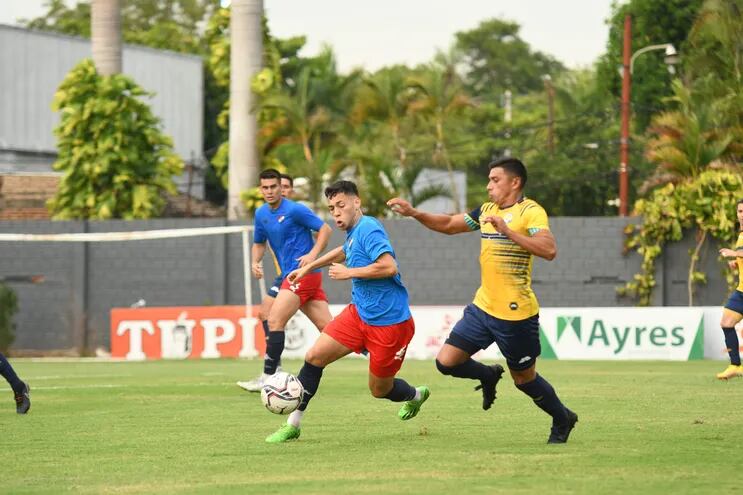El  volante ofensivo del tricolor Carlos Alberto Arrua García (25 años), intenta dejar atrás la marca  del extremo del “Triqui”  Joel Ramón Román Ojeda (32).