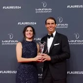 El tenista español Rafael Nadal posa junto a su esposa, Xisca Perelló, tras recibir el galardón Premio Laureus 'Deporte para Bien' a la mejor institución solidaria por el trabajo de la Fundación Rafa Nadal durante la gala de entrega de los Premios Laureus este lunes en el Palacio Cibeles de Madrid.