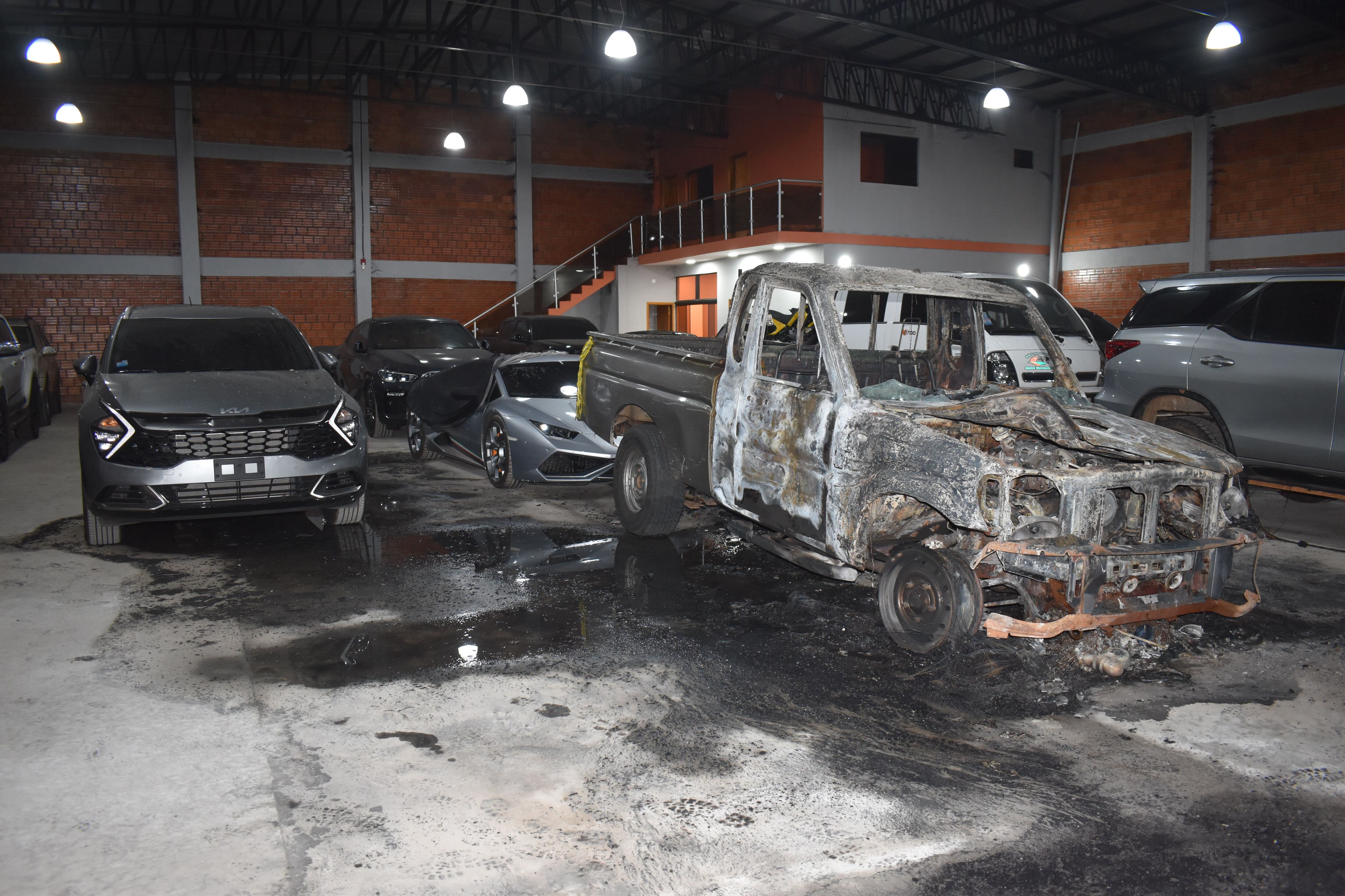 La camioneta Mahindra quemada dentro del depósito en donde se encontraban vehículos de gran valor, y que había sido allanado dentro del operativo A Ultranza. 