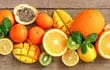 Las vitaminas se encuentran en pequeñas cantidades en la mayoría de los alimentos, principalmente en frutas, verduras, legumbres y alimentos de origen animal.