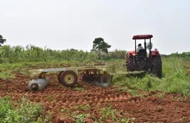 Un tractor agrícola se encuentra en pleno trabajo de rastroneada en una finca de la compañía 2ª Reconstrucción de Villa del Rosario