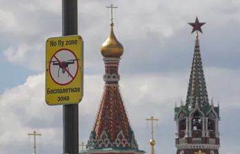 Un cartel en la Plaza Roja de Moscú indica que es una zona donde está prohibido volar drones.