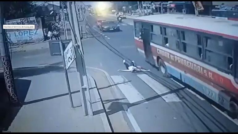 Una cámara de seguridad captó el momento en que la mujer cayó del bus.