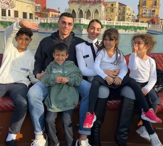 ¡Hermosa familia! Cristiano Ronaldo y Georgina Rodríguez con sus hijos Cristiano Junior, Mateo, Eva y Alana Martina. Solo faltó Bella Esmeralda en el paseo por el parque de diversiones.