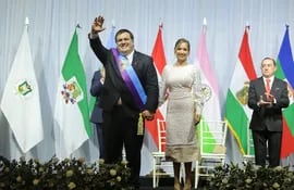 El Gobernador de Guairá, César Luis Sosa Fariña (ANR) junto a su esposa, Alejandra Bellenzier.