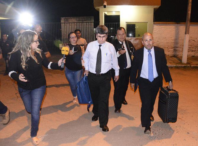 Abogados de Ronaldinho salen con maletas en la mano, tras verificar la situación de los detenidos.