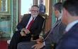 El nuevo embajador de Venezuela en Paraguay, Ricardo Capella (izq.) conversa con el presidente Santiago Peña (c). Fue ayer en Palacio de López.