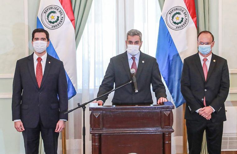 El presidente Mario Abdo Benítez (c) dio ayer un mensaje de apoyo al nuevo director paraguayo de Itaipú Federico González (i) ante los cuestionamientos. Participó el saliente Ernst Bergen.