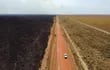La ruta 40, en Corrientes, Argentina, muestra la tragedia ambiental provocada por los incendios forestales. Los bomberos combaten el fuego en la zona del Parque Nacional Iberá, cerca de la Colonia Carlos Pellegrini.