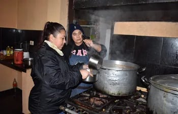 Las voluntarias del comedor de la parroquia San Antonio de Padua de la ciudad del mismo nombre, cocinan para ofrecer un plato de comida a las personas de escasos recursos.
