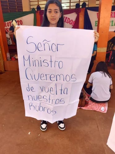 Una joven estudiante de la Colonia Canindeyú reclama al MEC la devolución de los rubros de su institución.
