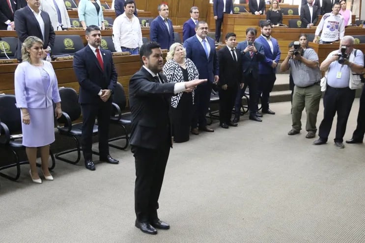 Durante el juramento de Julio "Bollo" González lo estuvo escoltando el intendente Óscar "Nenecho" Rodríguez (ambos ANR, HC)