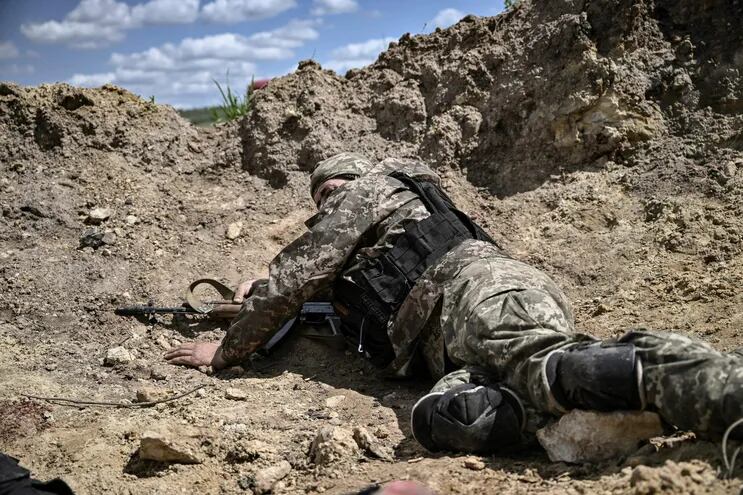 Un soldado ucraniano se cubre durante un bombardeo en el este de la región ucraniana del Donbás.