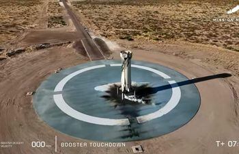 La compañía espacial de Jeff Bezos, Blue Origin, envió el jueves a la primera egipcia y al primer portugués al espacio en un viaje de diez minutos a bordo del cohete New Shepard.