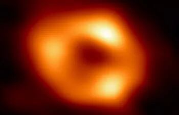 La red de telescopios  Event Horizon Telescope (EHT) logró capturar la imagen de un agujero negro supermasivo. (EFE)