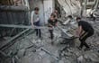 Palestinos inspeccionan su casa destruida después de los ataques aéreos israelíes en el campo de refugiados de Jabaliya, en el norte de la Franja de Gaza