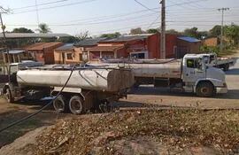 Los dos únicos camiones cisternas no dan abasto. En la mañana de hoy de nuevo partieron rumbo a Toro Pampa con agua potable cedido por la Junta de Saneamiento.